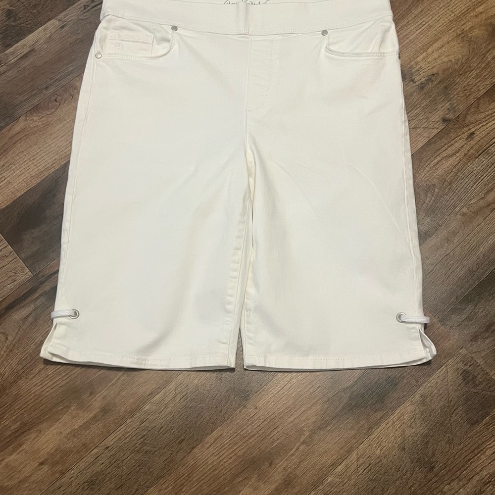 Women's Gloria Vanderbilt NWOT Casual Shorts Size 10